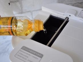 启动智能烹饪机的“开机”键，手机APP显示：热锅中，同时，机器开始工作，热锅。倒入油，机器开始自动热锅。