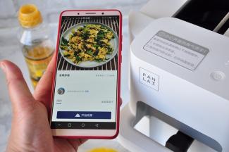 打开手机APP，搜到自己需要制作的菜。菜单中如果没有我们想要做的，可以找类同的。我选的是韭菜炒蛋。