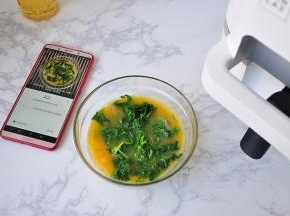 热锅结束，手机APP提示下一步需要加入的食材，用多少量，放多少盐都有菜单指示，您只需按要求操作就行。我按照提示，将切碎的芹菜叶放在蛋液中。您不必手忙脚 乱，每一步机器都会发出提示鸣音，并且在手机上有显示，您添加确认后才能进行下一步。