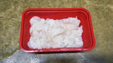 龙利鱼片出鱼片，用油盐腌制15分钟