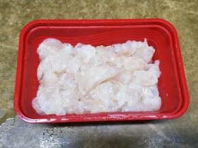 龙利鱼片出鱼片，用油盐腌制15分钟