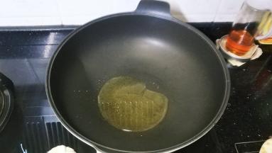 锅里放入黄油融化