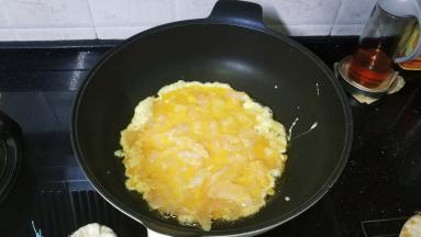 大火将锅烧热，倒入蛋液混合物