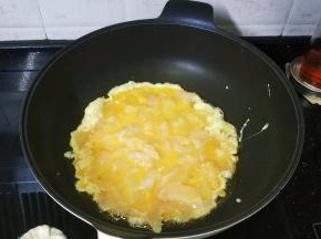 大火将锅烧热，倒入蛋液混合物