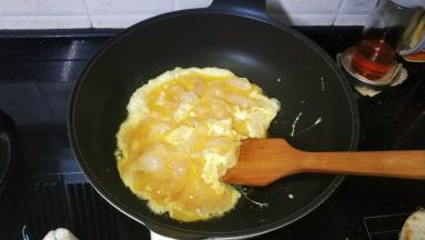 用铲子慢慢翻边