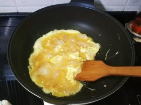 用铲子慢慢翻边