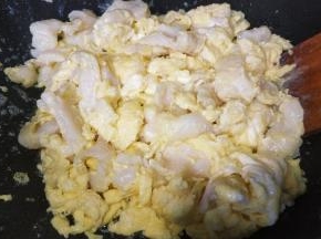 继续翻炒至鱼球熟透就可以上碟了