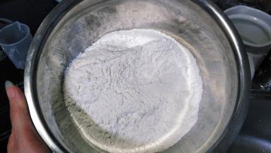 普通面粉称重好放盆里
