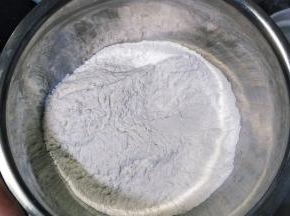 普通面粉称重好放盆里