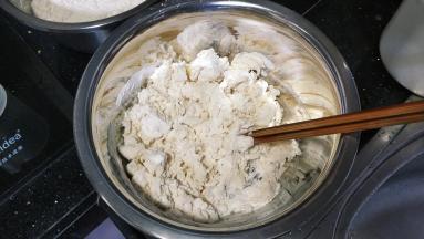 慢慢加入160ml水，用筷子搅拌成纸碎状