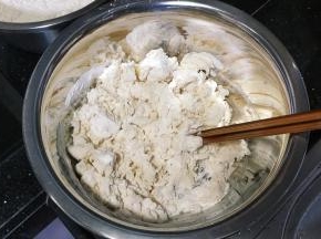 慢慢加入160ml水，用筷子搅拌成纸碎状