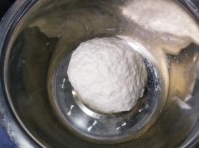 再用手揉至三光（盆光、手光、面团光）