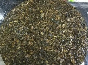 其间将梅菜干清洗干净