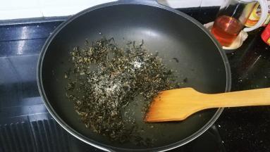 放入适量糖调味