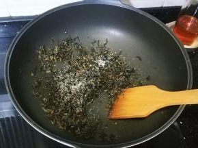 放入适量糖调味