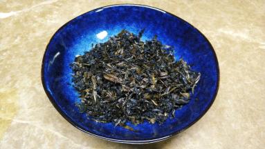 炒制好的梅菜干盛出备用