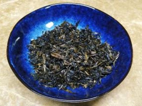 炒制好的梅菜干盛出备用