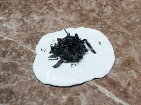 拿出小团子擀开，放上梅菜干馅