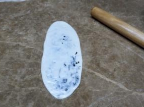 用擀面杖擀开，形状随喜