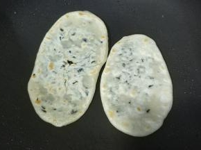 放入不粘锅里煎至两边金黄，面皮变脆