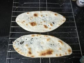 煎好后拿出放在晾架里晾凉