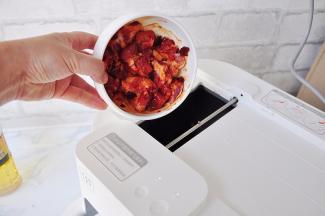 然后根据提示将五花肉片、姜片、蒜片放入，系统提示炒肉片所需时间，这段时间您可以去干别的，需要进行下一步操作时，机器会鸣音提示，并且在手机上显示。