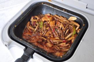 打开机器，就能看到已经炒好的菜了。怎么样，还不错吧？