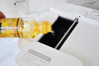 下面，就可以按照手机APP提示操作就行，首先是热锅加油。