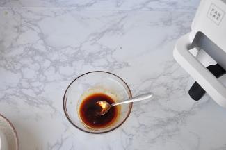 胡椒粉、蚝油、辣椒油混合成碗汁备用。