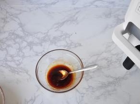 胡椒粉、蚝油、辣椒油混合成碗汁备用。