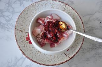 五花肉切片，加入一勺郫县豆瓣酱拌匀腌制一下。