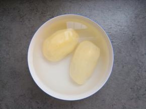 土豆去皮泡在清水中，防止氧化变黑。