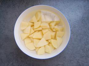 对半切开，再滚刀切块，用清水冲洗几遍，泡在清水中备用。