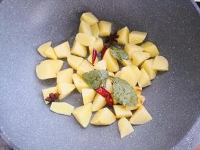 放入八角，辣椒，香叶，姜片小火炒出香味。