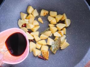 倒入调好的酱汁。