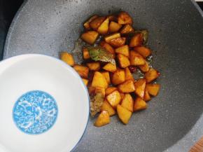 倒入适量清水，水末过土豆。