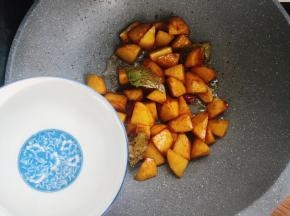倒入适量清水，水末过土豆。