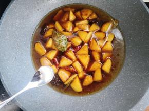 加入适量盐调味，大火烧开，转小火煮至土豆软烂。