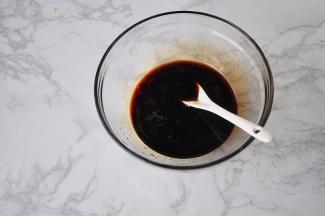 将蚝油、生抽、老抽、白糖、料酒放在碗中调匀，您也可以再加入一点点的水。盐就不要放了，因为蚝油、生抽、老抽中都有盐份，这些足够了。