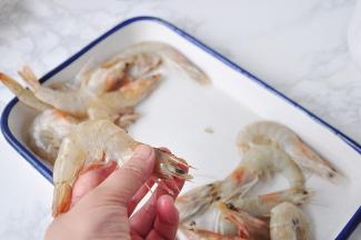 再去掉虾枪。虾枪非常的尖锐，家中有小朋友食用的一定要去掉。