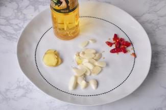 再准备蒜片、姜片、红椒段。这里要说明下，我用的红椒不辣，建议您也不要用太辣的，会抢味。