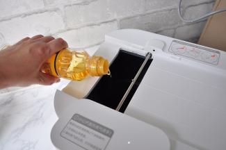 首先是热锅后加入食用油。再加入蒜、姜片和红椒段。