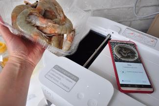 然后根据提示虾放入，手机上会提示炒虾所需的时间，这段时间您可以去干别的，需要进行下一步操作时，机器会鸣音提示，并且在手机上显示。