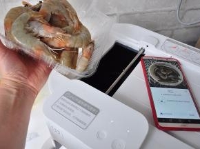 然后根据提示虾放入，手机上会提示炒虾所需的时间，这段时间您可以去干别的，需要进行下一步操作时，机器会鸣音提示，并且在手机上显示。