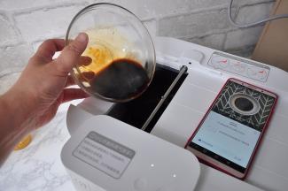 中途，机器会提示放入调好的碗汁。