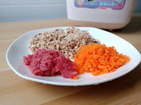香菇胡萝卜牛肉分别切末备用 。