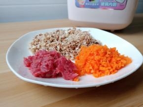 香菇胡萝卜牛肉分别切末备用 。