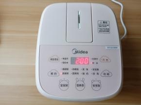 放入电饭煲，按蔬菜粥键开始煮。