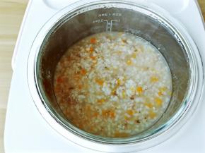 等大米煮的差不多，加入香菇胡萝卜牛肉一起煮。