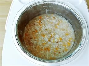 等大米煮的差不多，加入香菇胡萝卜牛肉一起煮。